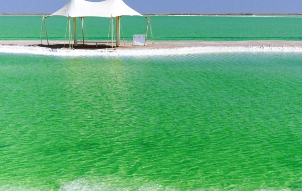 Qarhan Salt Lake: Eine surreale Oase aus Kristall und Himmel im Nordwesten Chinas