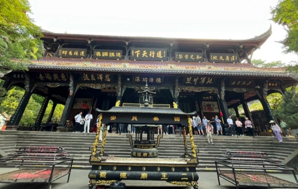 Erwang Tempel: Pilgerfahrt von einem Millennium-alten Tempel zu einem Märchenland der Festung Jade
