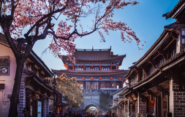 Dali Ancient City: A Thousand-year-old Capital Backed by Cangshan Mountain and Facing Erhai Lake