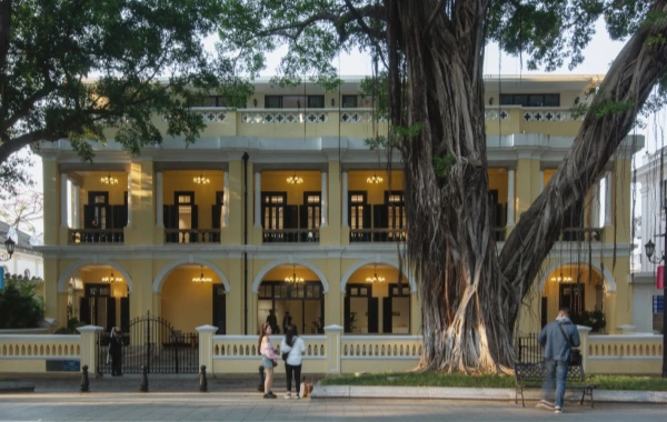 Shamian Island: a hundred year scroll from the Pearl River sandbar to the World Architecture Expo