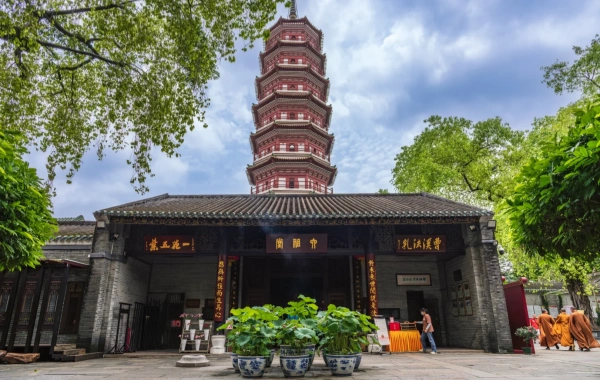 Liurong Temple: A Journey to Discover the Ancient Zen Forest and the Spectacular Flower Pagoda