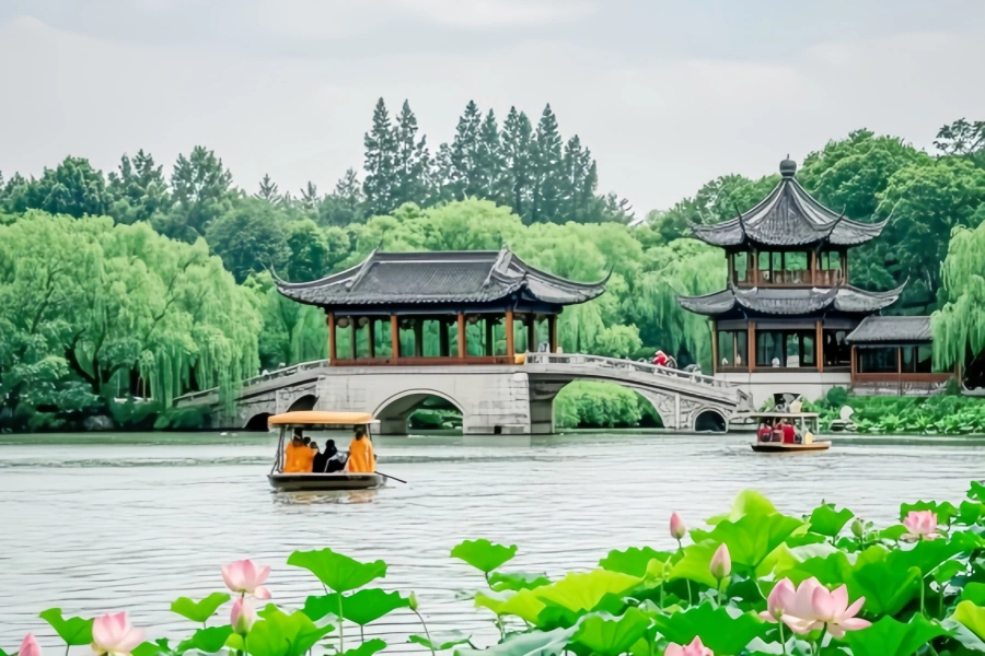 West Lake: A Journey Through Oriental Aesthetics Immersed in a Pool of Emerald Water for a Thousand Years-4