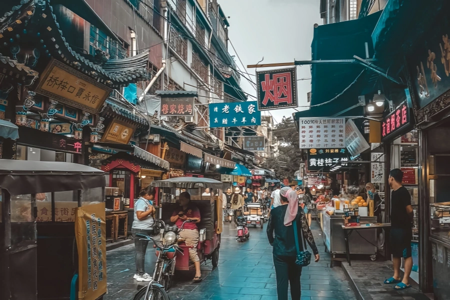 Muslim Quarter: A Journey Through the Vibrant Life of Chang'an Through a Thousand Years of Street Life-4