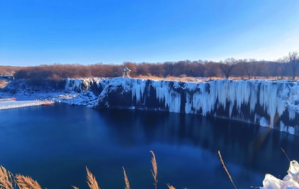بحيرة جينغبو: A Journey of Ice and Fire on a Volcanic Barrier Lake-2