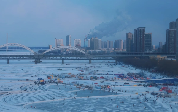  (سونغوا ريفر) يشاهد (كبلواي) (أ) (كلود سورني) في 70 متراً تشرف على سكايلين من مدينة الجليد