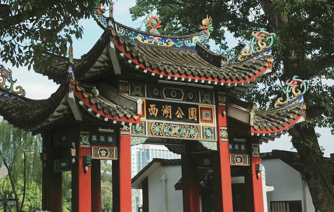 Fuzhou 서쪽 호수: A 1,700 년 오래된 잉크 및 매쉬 스크롤은 결코 퇴색하지 않았습니다