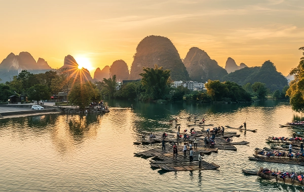 Yulong River Bamboo-Rafting : Guilin의 Idyllic Karst Heartland를 통해 Serene 여행