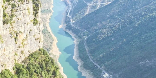 Chongqing travel,<a class='seo-content-a'  target='_blank'  href = 'https://intotravelchina.com/html/web/hangzhou/index.html'>china travel</a>,Is it better to visit <a class='seo-content-a'  target='_blank'  href = 'https://www.intotravelchina.com/html/web/chengdu/index.html'>Chengdu</a> or Chongqing，mountain.jpg