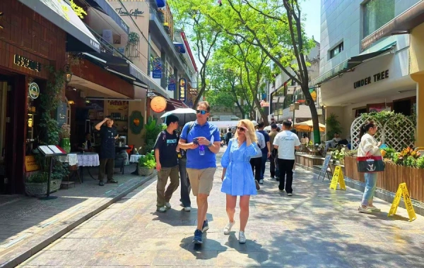 Intotravelchina customers in the Defu Alley