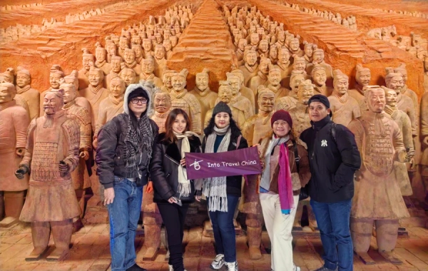 Intotravelchina customers in the Terracotta Army