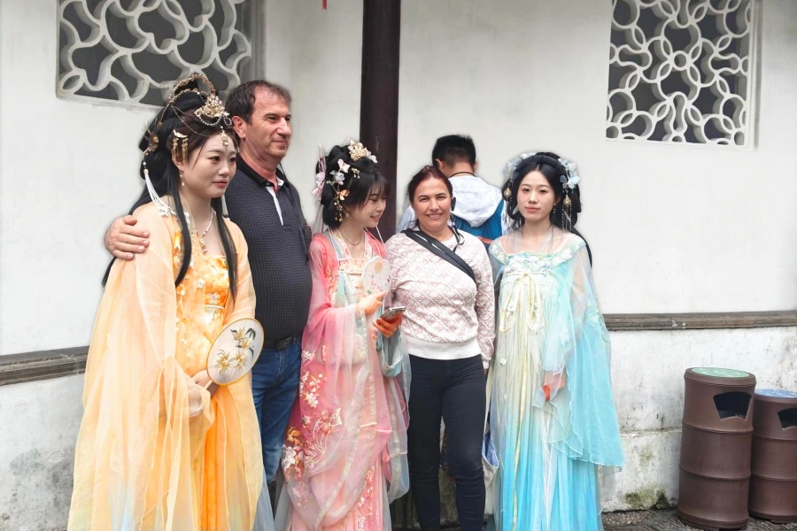 Intotravelchina customers in the Suzhou Gardens