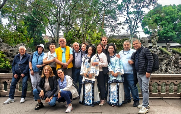 Intotravelchina customers in the Suzhou Gardens
