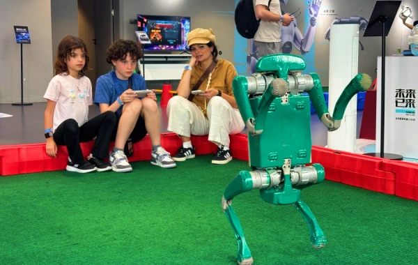 Intotravelchina customers at the 6s Robot Experience Center in Shenzhen