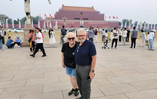 Intotravelchina customers in the Tian'anmen Square