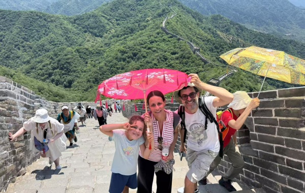 Intotravelchina customers at the Great Wall