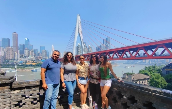 Intotravelchina customers at Chongqing Yangtze River Bridge