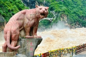 Tigre Leaping Gola: Un Canyon Epico da Roaring sul fiume Jinsha a un paradiso escursionistico