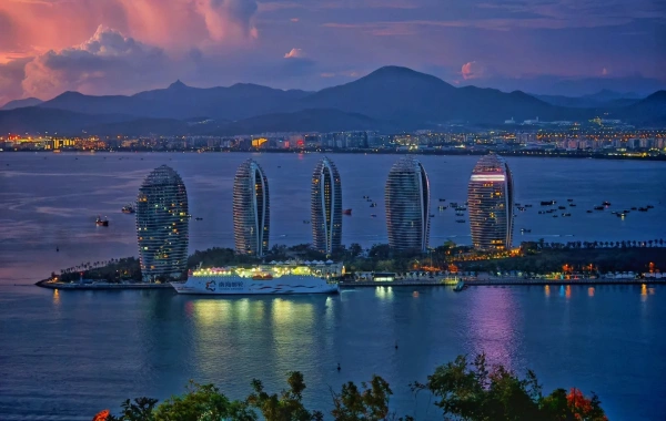 Luhuitou Peninsula night panorama.webp