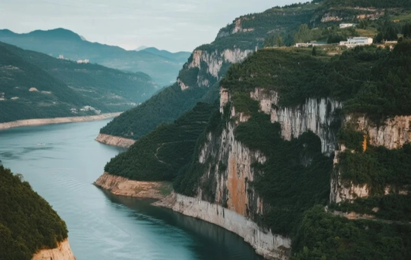 11:30 AM–River Gallery Cruise(河流画廊)