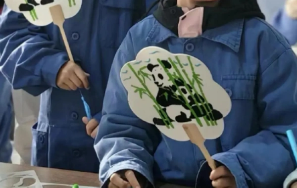 1:20 PM — Creative Session: Hand-Painted Panda Fan