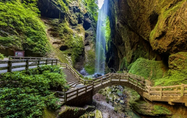 Longshuixia Fissure Gorge