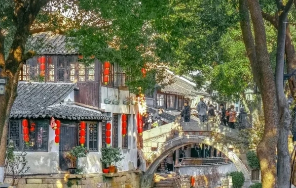Tourist Center & Memorial Archway