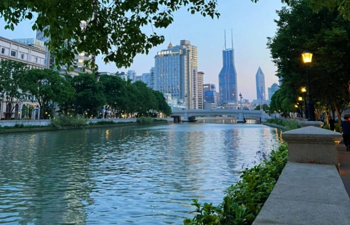 Strolling leisurely along the Shanghai Bund
