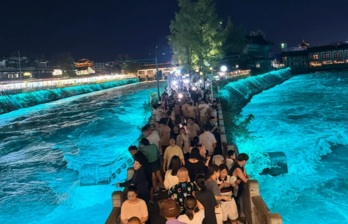 Visitors enjoying the "Blue Tears" from Nan Bridge