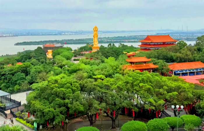 Lake view from Lianhua Mountain