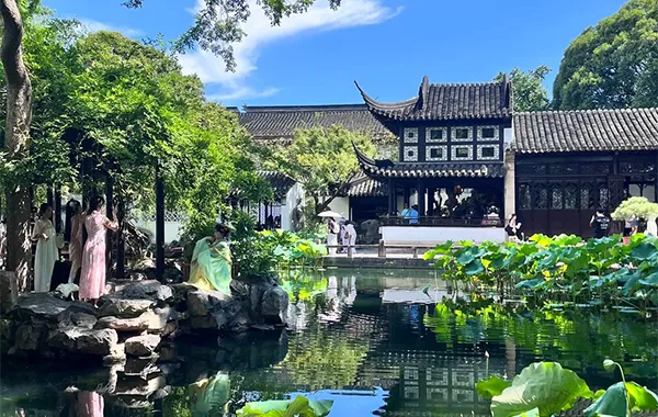 Wander the 1593 Lingering Garden