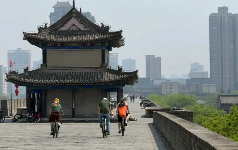 City Wall cycling changes the scale of a Xi'an private day tour